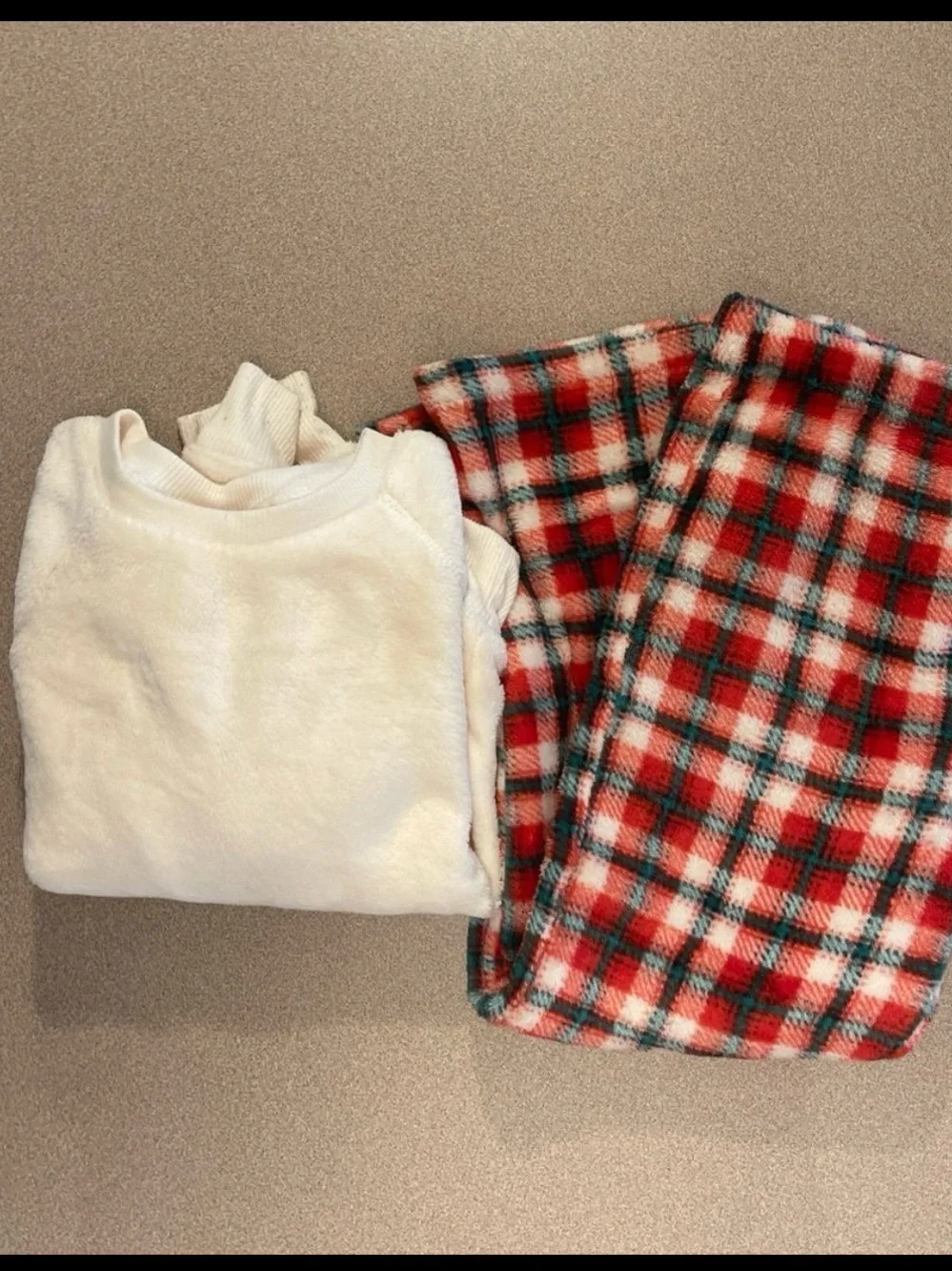 Cat & Jack Plush Two-Piece Pajama Set - White Top & Red Plaid Bottoms size 6/6x
